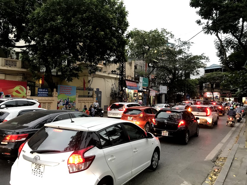 Phong tỏa dự án 8B Lê Trực, phương tiện đổ dồn về đường Sơn Tây gây ùn tắc nghiêm trọng giờ tan tầm - Ảnh 7.