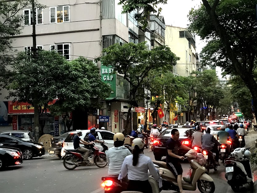 Phong tỏa dự án 8B Lê Trực, phương tiện đổ dồn về đường Sơn Tây gây ùn tắc nghiêm trọng giờ tan tầm - Ảnh 9.