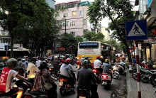 Đường Trần Phú bị phong tỏa, phương tiện đổ dồn sang hướng Sơn Tây gây ùn tắc nghiêm trọng giờ tan tầm