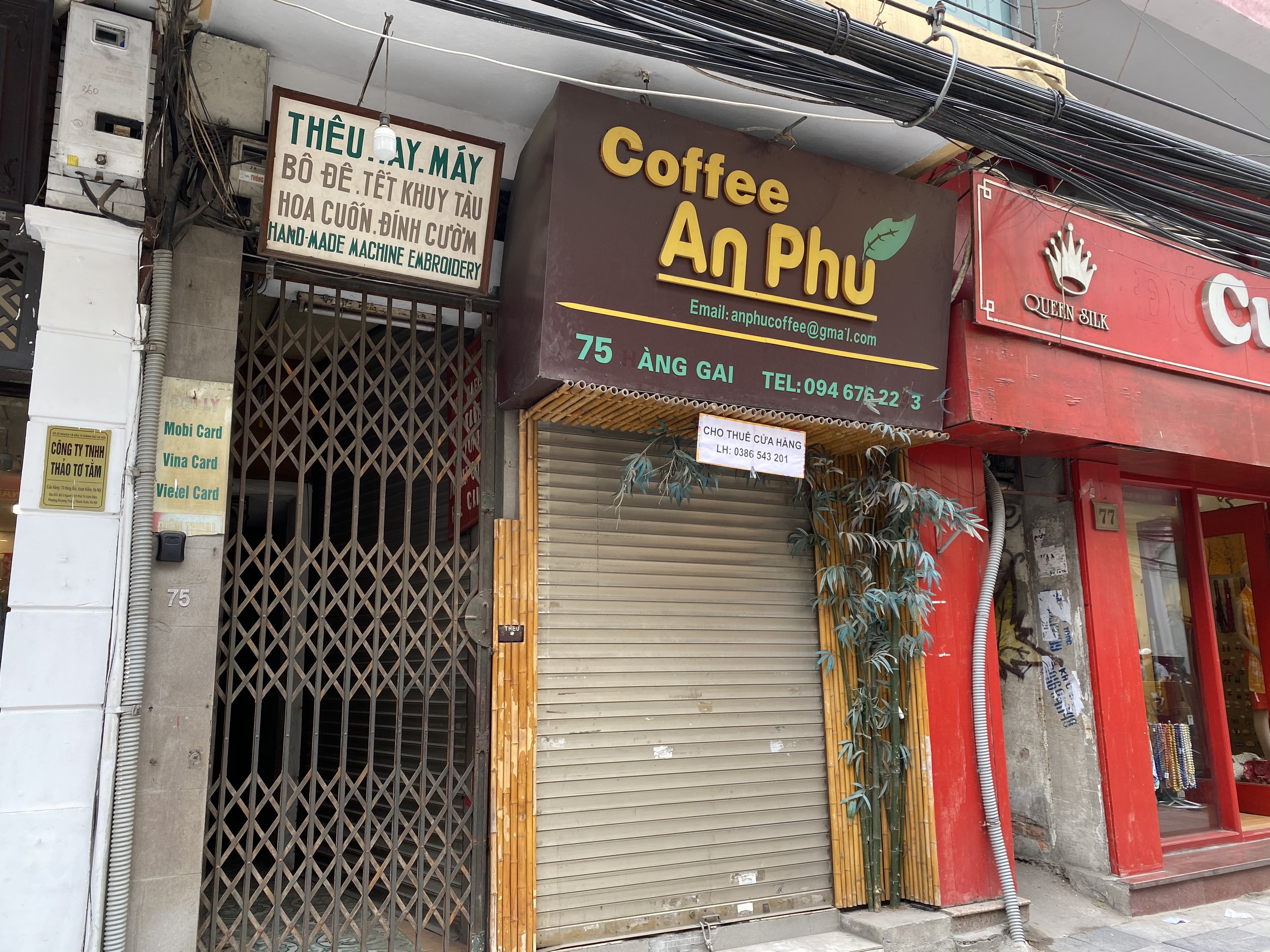 Kinh doanh ế ẩm, hàng loạt cửa hàng trên phố cổ trả mặt bằng, treo biển cho thuê - Ảnh 2. Kinh doanh ế ẩm, hàng loạt cửa hàng trên phố cổ trả mặt bằng, treo biển cho thuê - Ảnh 2.