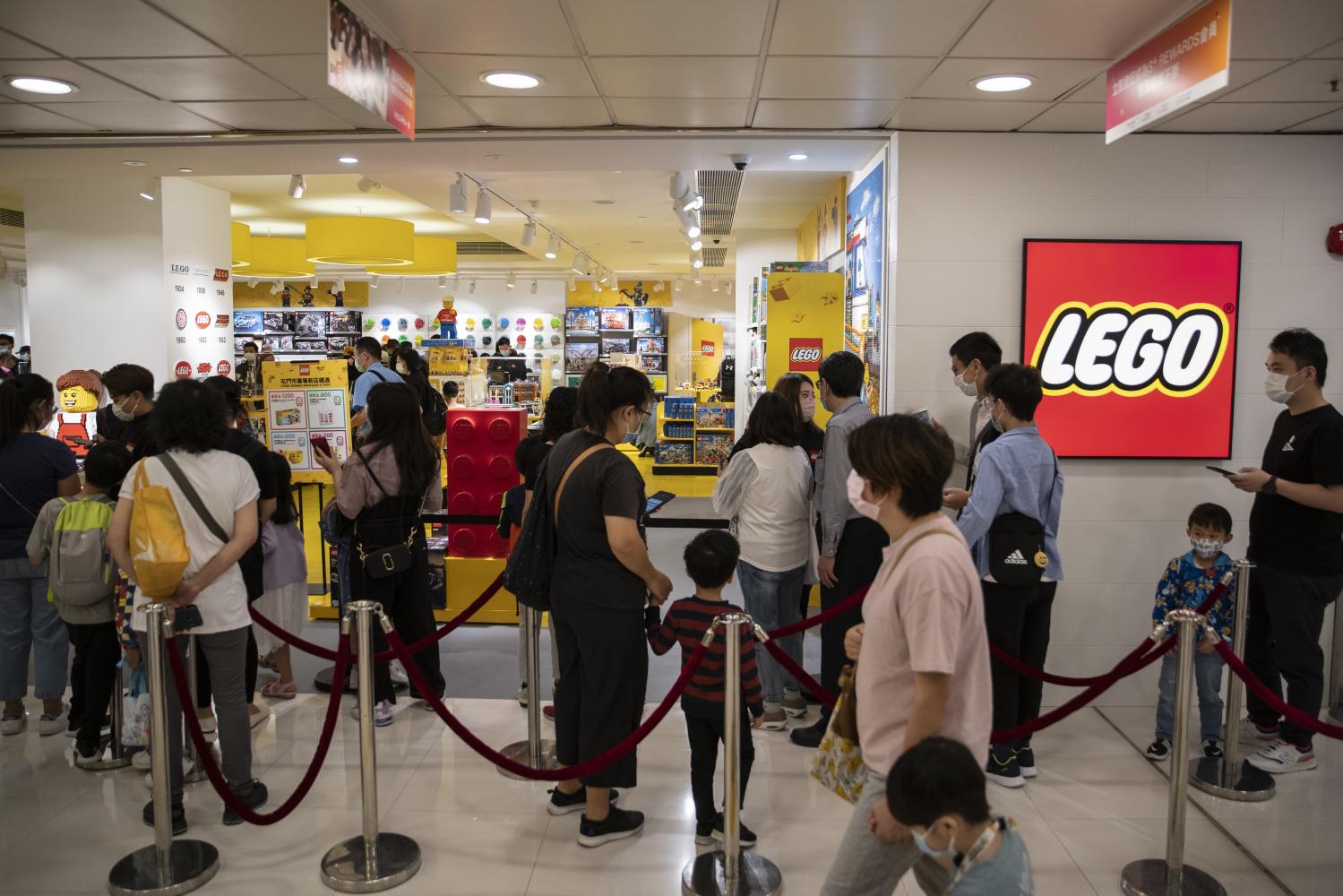 Các thương hiệu bán lẻ đa quốc gia đặt cược vào Trung Quốc, chờ người tiêu dùng chi tiền - Ảnh 6. Các thương hiệu bán lẻ đa quốc gia đặt cược vào Trung Quốc, chờ người tiêu dùng chi tiền - Ảnh 6.