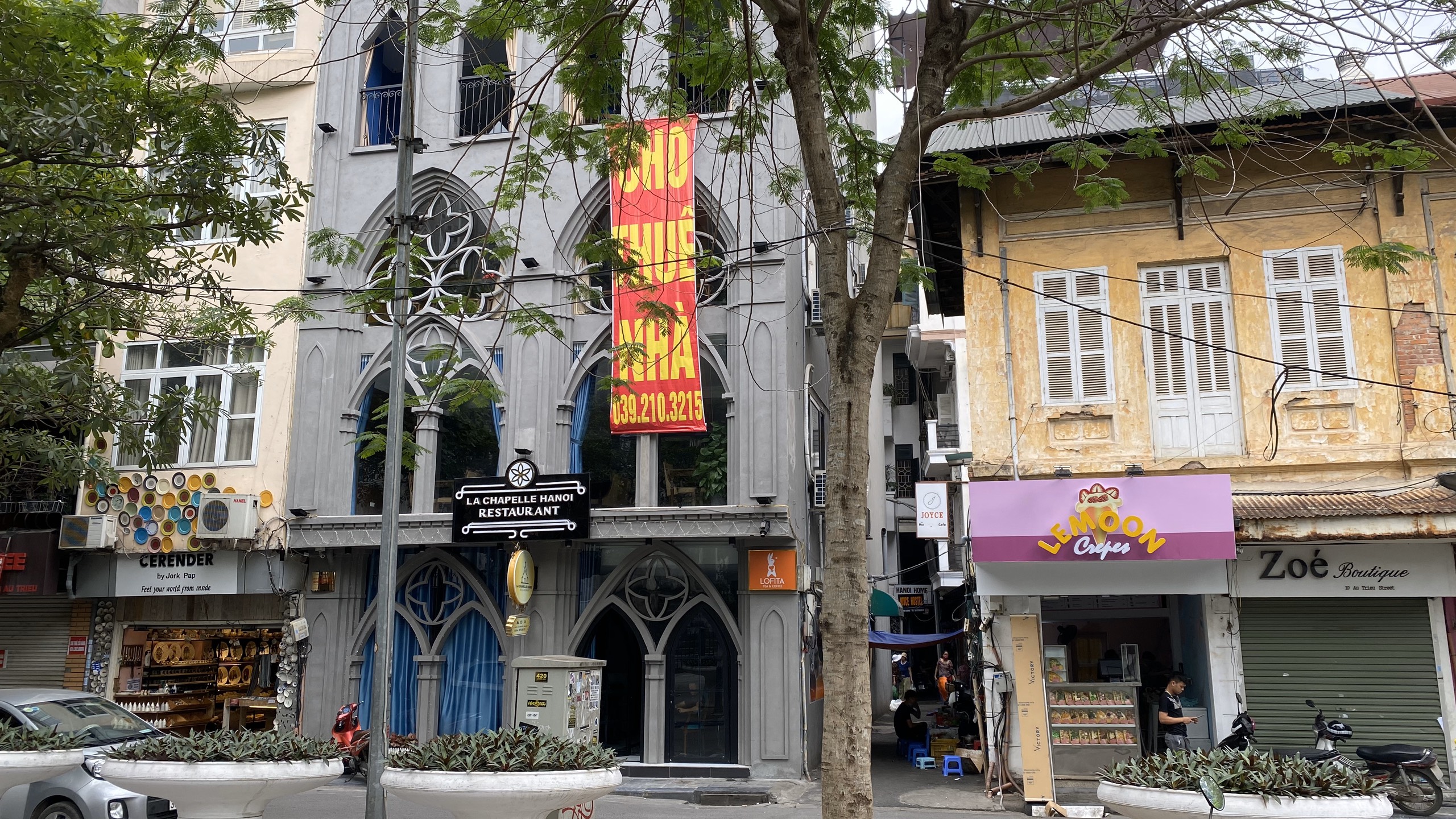 Kinh doanh ế ẩm, hàng loạt cửa hàng trên Phố Cổ trả mặt bằng, treo biển cho thuê - Ảnh 12. Kinh doanh ế ẩm, hàng loạt cửa hàng trên Phố Cổ trả mặt bằng, treo biển cho thuê - Ảnh 12.
