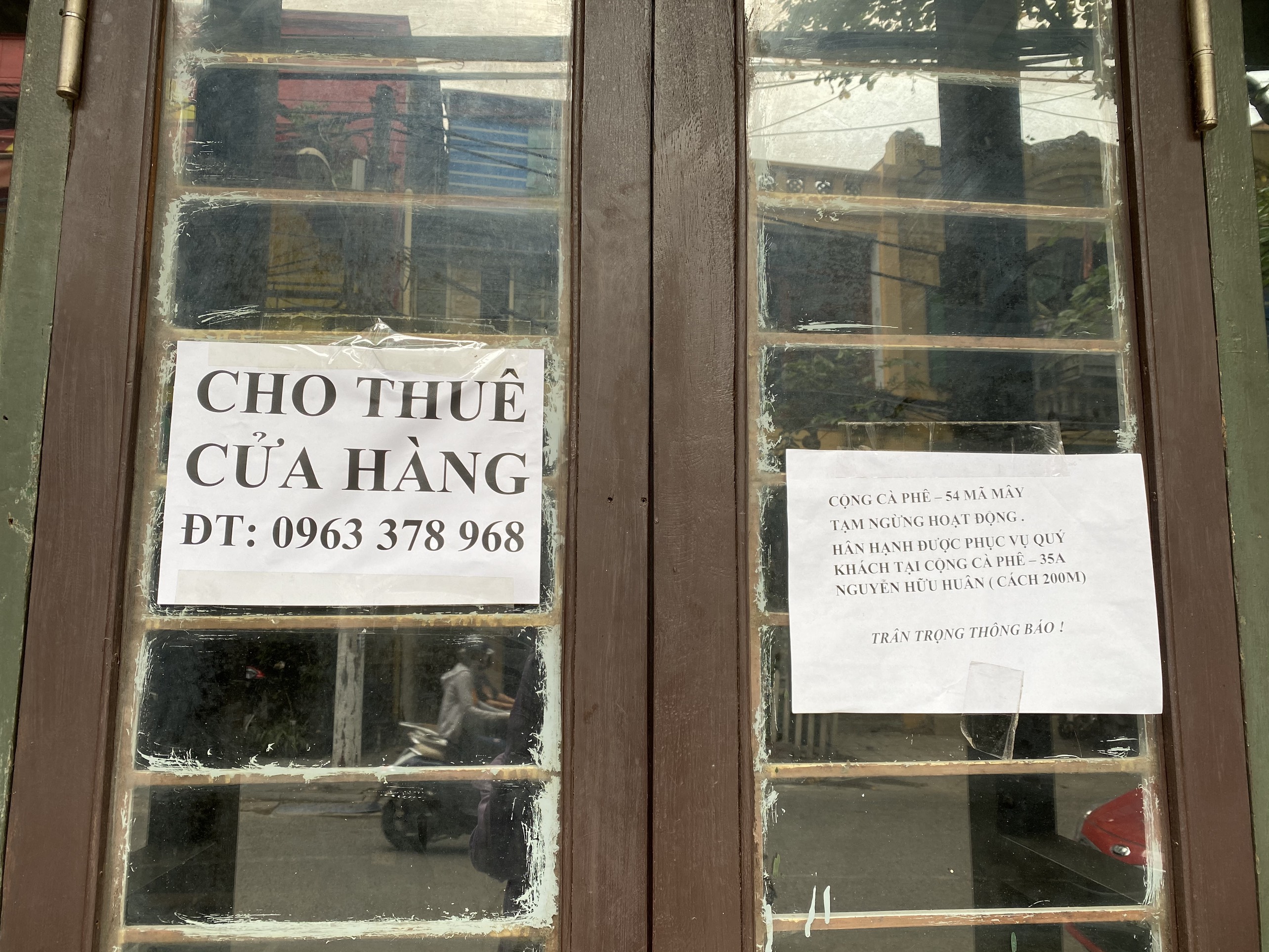 Kinh doanh ế ẩm, hàng loạt cửa hàng trên Phố Cổ trả mặt bằng, treo biển cho thuê - Ảnh 10. Kinh doanh ế ẩm, hàng loạt cửa hàng trên Phố Cổ trả mặt bằng, treo biển cho thuê - Ảnh 10.