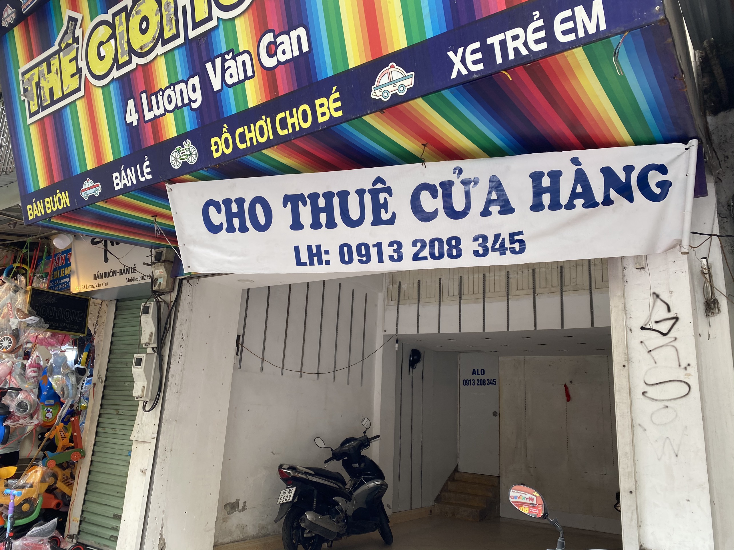 Kinh doanh ế ẩm, hàng loạt cửa hàng trên phố cổ trả mặt bằng, treo biển cho thuê - Ảnh 1. Kinh doanh ế ẩm, hàng loạt cửa hàng trên phố cổ trả mặt bằng, treo biển cho thuê - Ảnh 1.