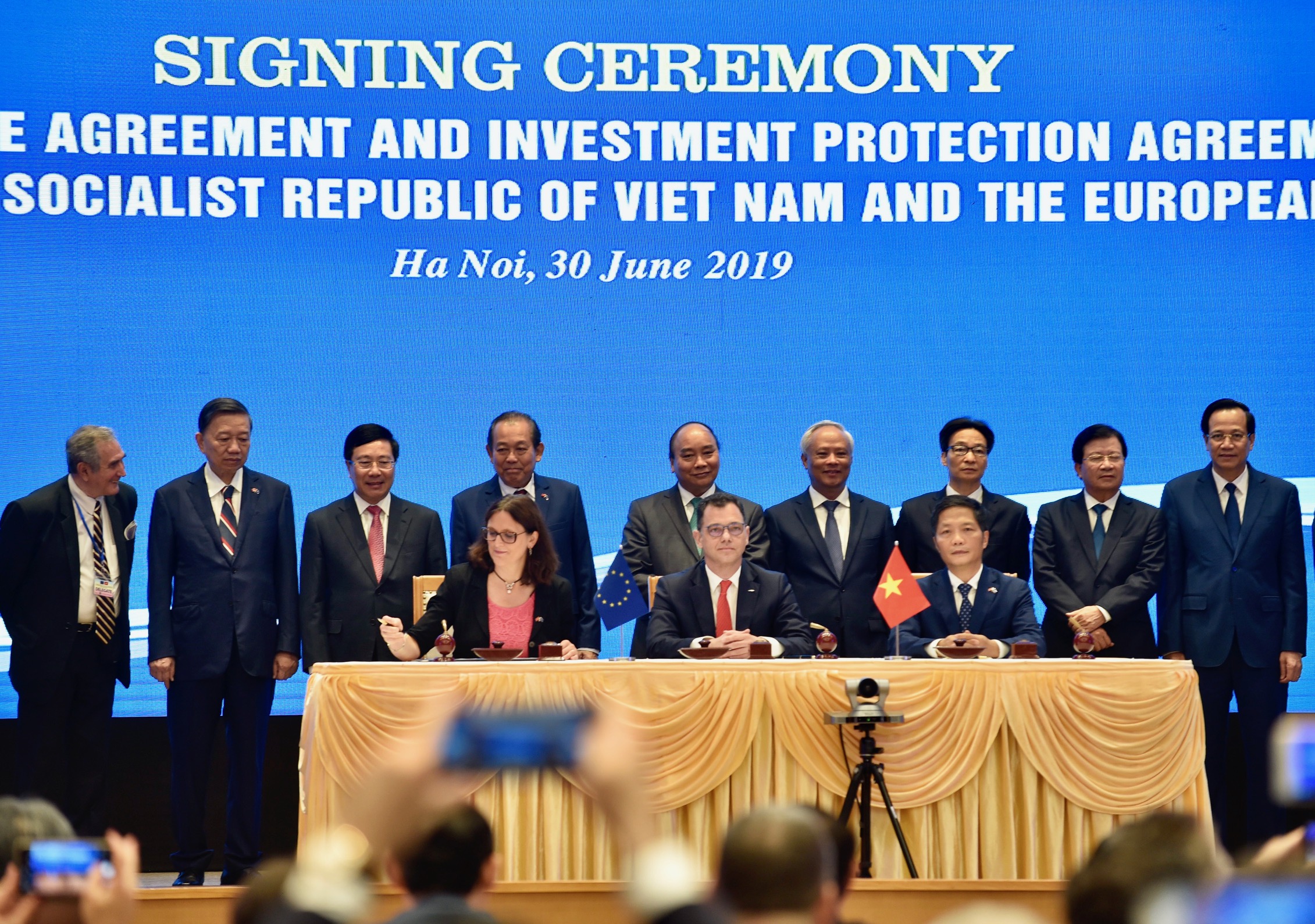 GDP Việt Nam tăng 4,9% trong năm nay vì đại dịch Covid-19 - Ảnh 2. GDP Việt Nam tăng 4,9% trong năm nay vì đại dịch Covid-19 - Ảnh 2.