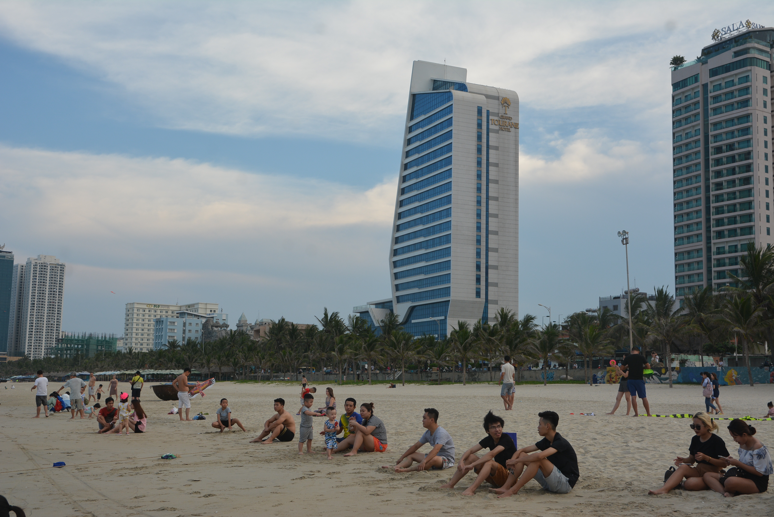 Người dân Đà Nẵng tắm biển đông nghịt để 'giải nhiệt' cái nắng 34 độ - Ảnh 7.