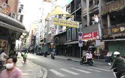 Đề xuất mở cửa lại các dịch vụ không thiết yếu, nhưng vẫn đóng vũ trường, karaoke