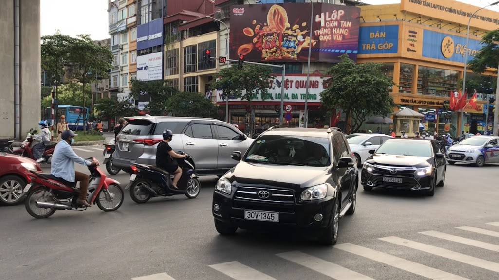Những lỗi giao thông hay bị bắt ở Hà Nội: Rẽ trái tại ngã tư Yên Lãng - Thái Hà - Ảnh 8. Những lỗi giao thông hay bị bắt ở Hà Nội: Rẽ trái tại ngã tư Yên Lãng - Thái Hà - Ảnh 8.