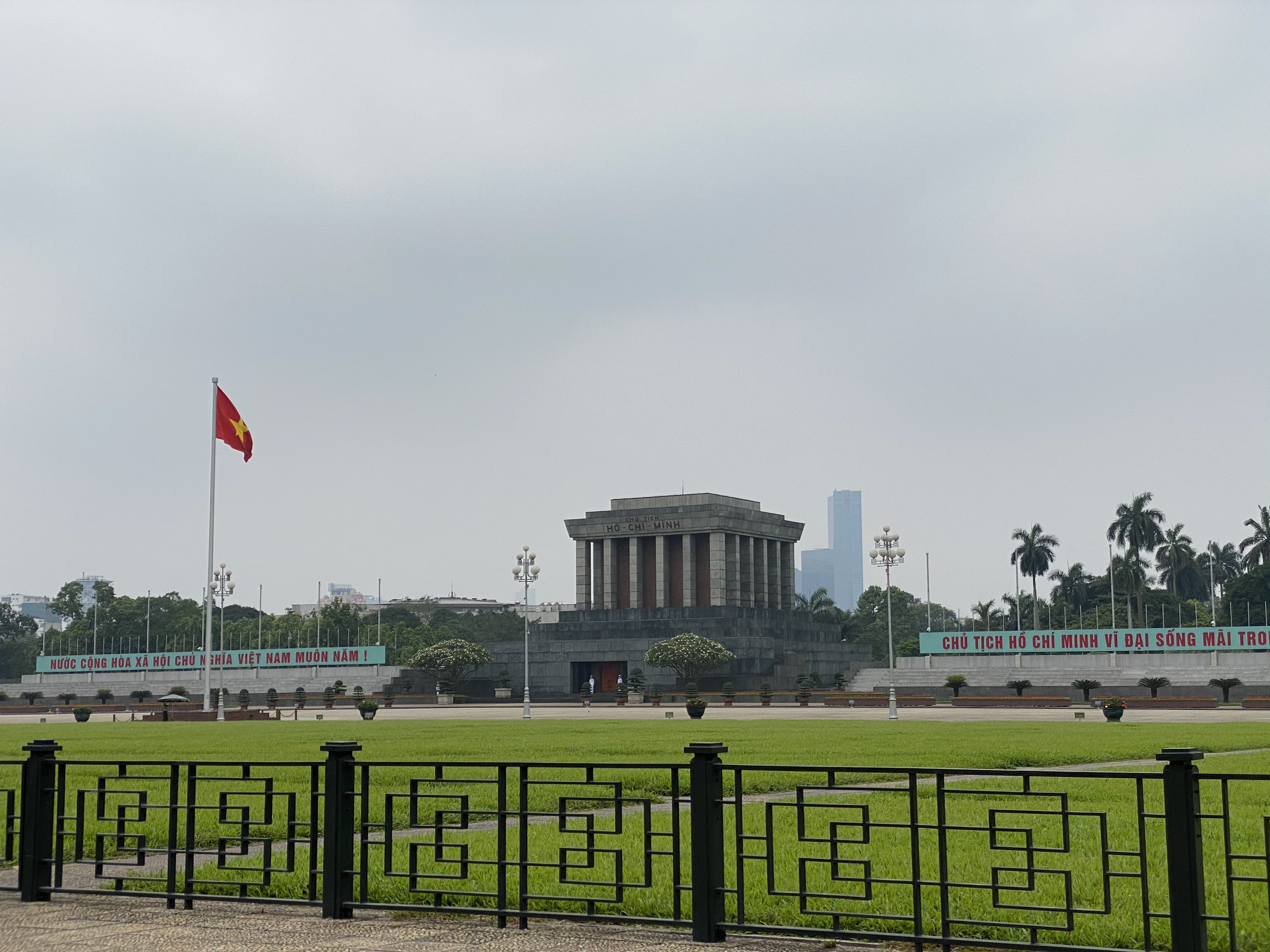 Mở cửa trở lại, một số điểm tham quan tại Hà Nội vẫn vắng khách du lịch - Ảnh 5.