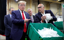 Tổng thống Trump đeo kính bảo hộ đi thăm nhà máy sản xuất khẩu trang nhưng… không đeo khẩu trang