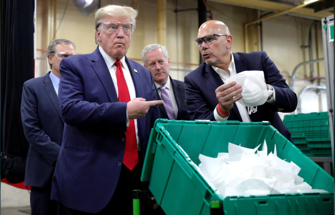 Tổng thống Trump đi thăm nhà máy sản xuất khẩu trang mới nhưng… không đeo khẩu trang - Ảnh 1. Tổng thống Trump đi thăm nhà máy sản xuất khẩu trang mới nhưng… không đeo khẩu trang - Ảnh 1.
