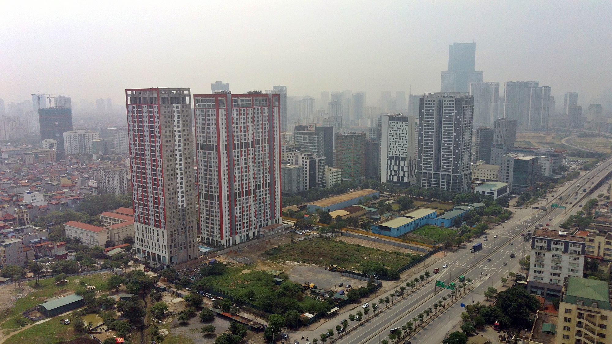 Cao ốc đang 'bóp nghẹt' Vành đai 3 ở Hà Nội từ cầu Thăng Long đến đường Giải Phóng - Ảnh 6. Cao ốc đang 'bóp nghẹt' Vành đai 3 ở Hà Nội từ cầu Thăng Long đến đường Giải Phóng - Ảnh 6.