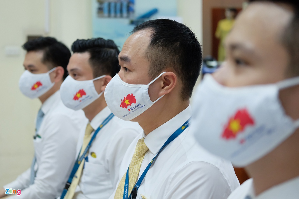 Chuyến bay lên đường tới Mỹ đưa 340 người Việt về nước - Ảnh 5. Chuyến bay lên đường tới Mỹ đưa 340 người Việt về nước - Ảnh 5.