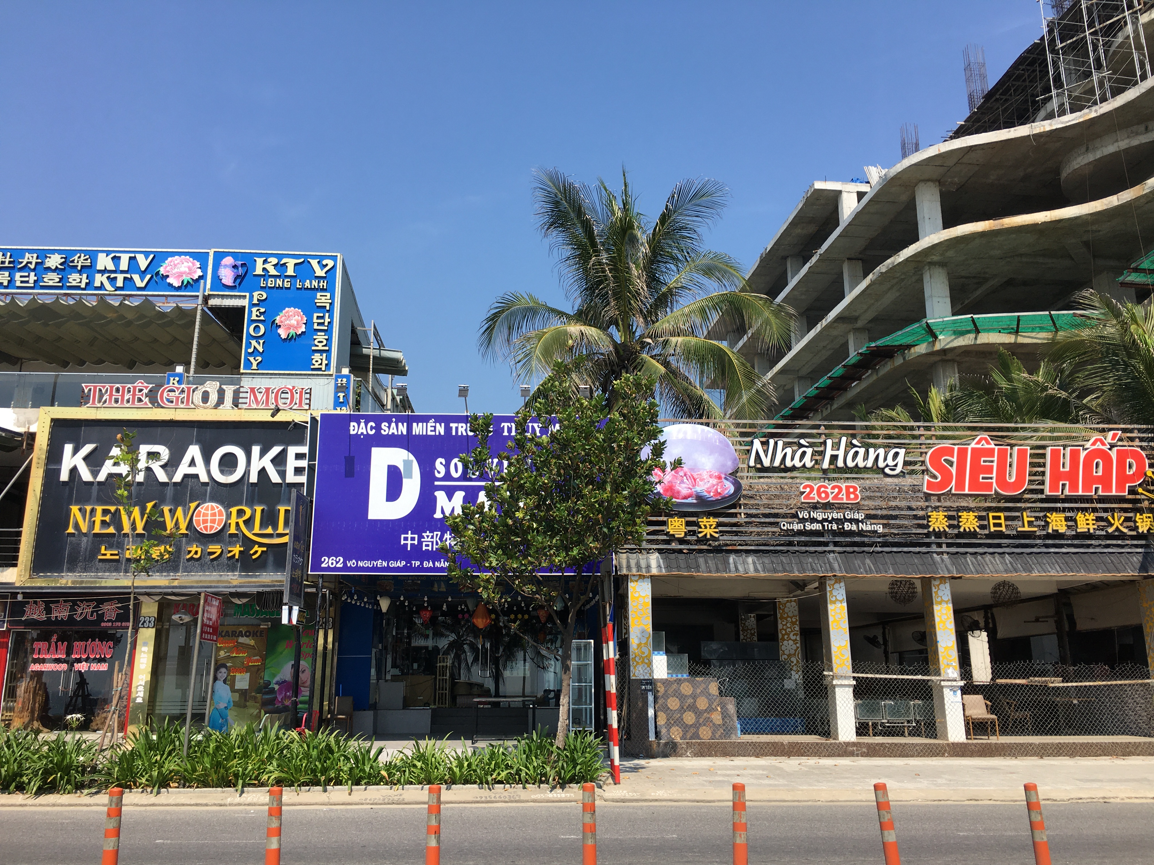 Đà Nẵng: Khách du lịch không đến, không chỉ có khách sạn mà người bán vỉa hè, hàng rong đến nhà hàng, phương tiện vận tải cũng chật vật theo - Ảnh 7. Đà Nẵng: Khách du lịch không đến, không chỉ có khách sạn mà người bán vỉa hè, hàng rong đến nhà hàng, phương tiện vận tải cũng chật vật theo - Ảnh 7.