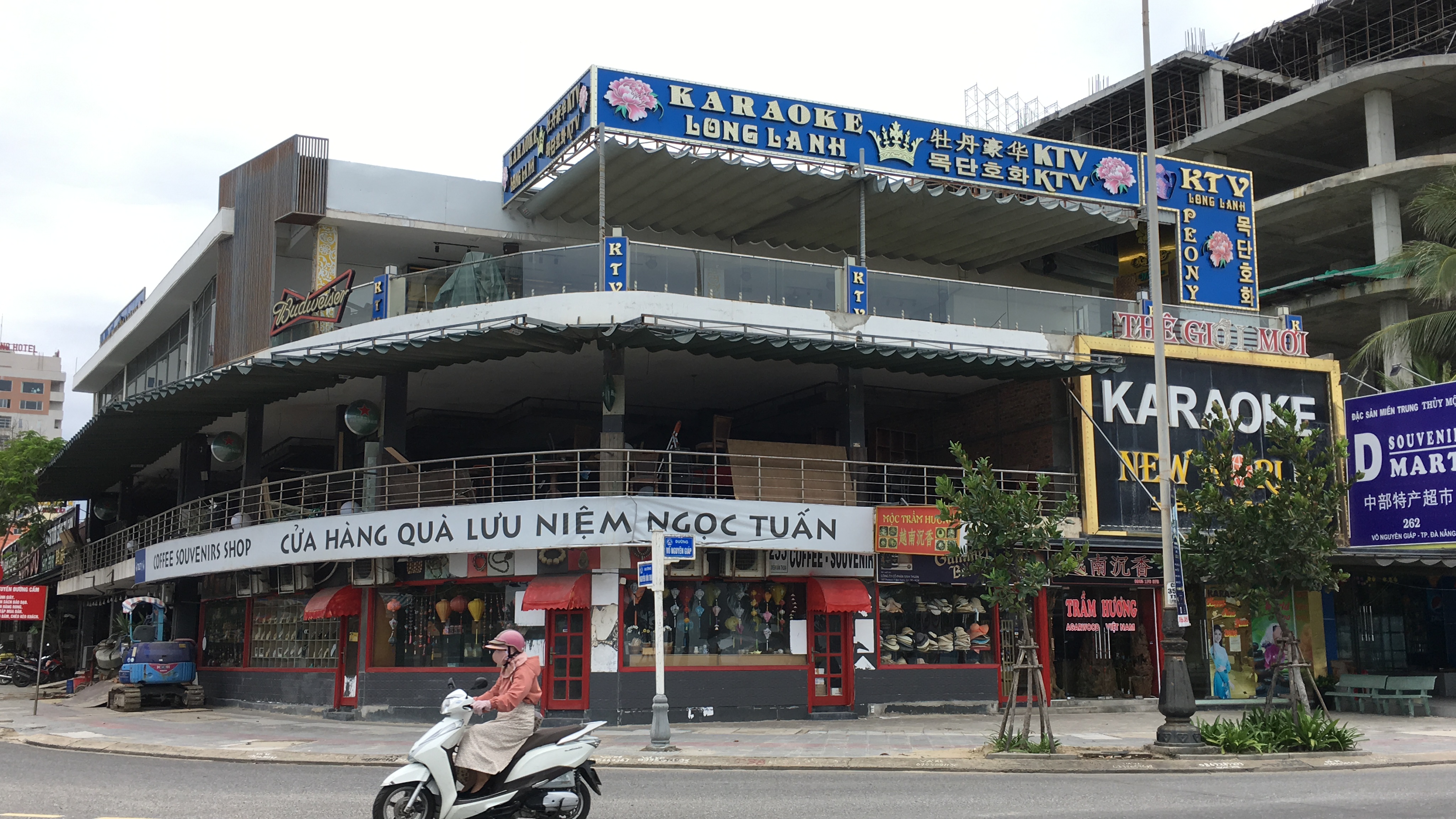 Đà Nẵng: Khách du lịch không đến, không chỉ có khách sạn mà người bán vỉa hè, hàng rong đến nhà hàng, phương tiện vận tải cũng chật vật theo - Ảnh 1. Đà Nẵng: Khách du lịch không đến, không chỉ có khách sạn mà người bán vỉa hè, hàng rong đến nhà hàng, phương tiện vận tải cũng chật vật theo - Ảnh 1.