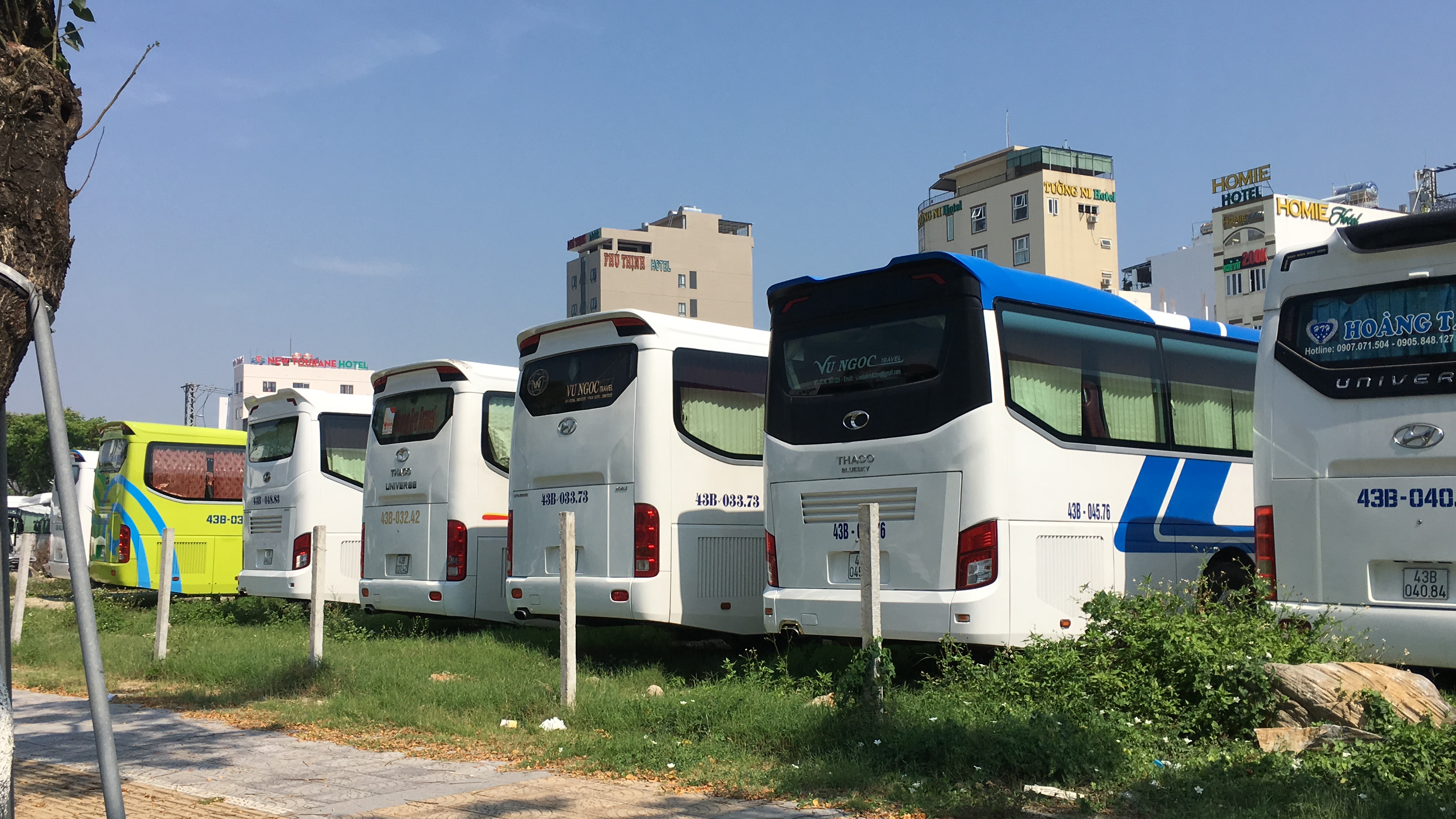 Đà Nẵng: Khách du lịch không đến, không chỉ có khách sạn mà người bán vỉa hè, hàng rong đến nhà hàng, phương tiện vận tải cũng chật vật theo - Ảnh 3. Đà Nẵng: Khách du lịch không đến, không chỉ có khách sạn mà người bán vỉa hè, hàng rong đến nhà hàng, phương tiện vận tải cũng chật vật theo - Ảnh 3.
