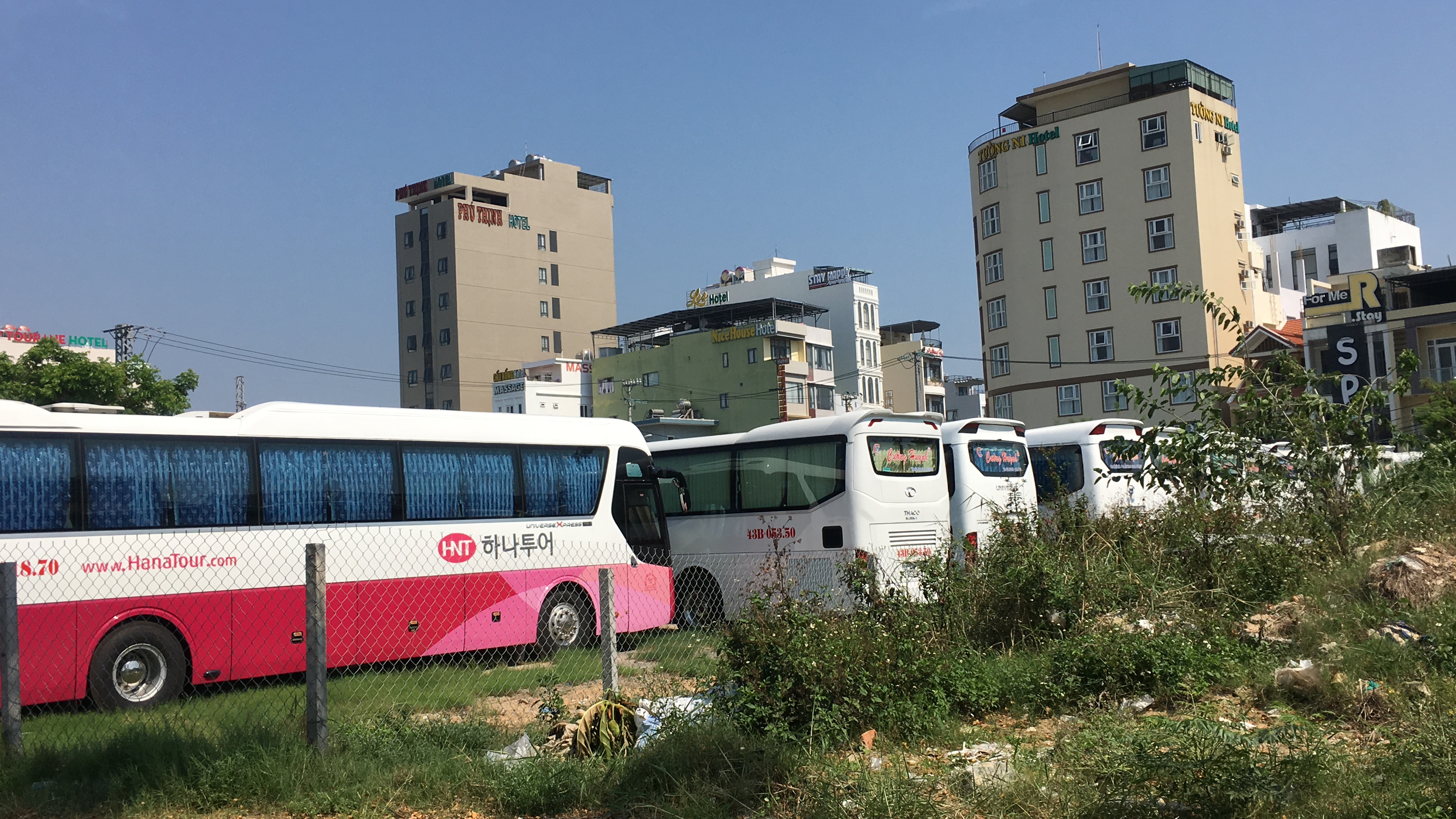 Đà Nẵng: Khách du lịch không đến, không chỉ có khách sạn mà người bán vỉa hè, hàng rong đến nhà hàng, phương tiện vận tải cũng chật vật theo - Ảnh 4. Đà Nẵng: Khách du lịch không đến, không chỉ có khách sạn mà người bán vỉa hè, hàng rong đến nhà hàng, phương tiện vận tải cũng chật vật theo - Ảnh 4.