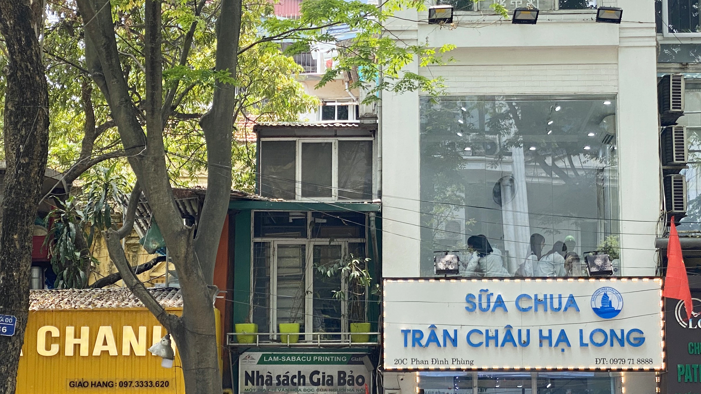 Những ngày đầu hè, người dân đã rủ nhau đến tiệm kem nức tiếng của Hà Nội để hạ nhiệt - Ảnh 8. Những ngày đầu hè, người dân đã rủ nhau đến tiệm kem nức tiếng của Hà Nội để hạ nhiệt - Ảnh 8.