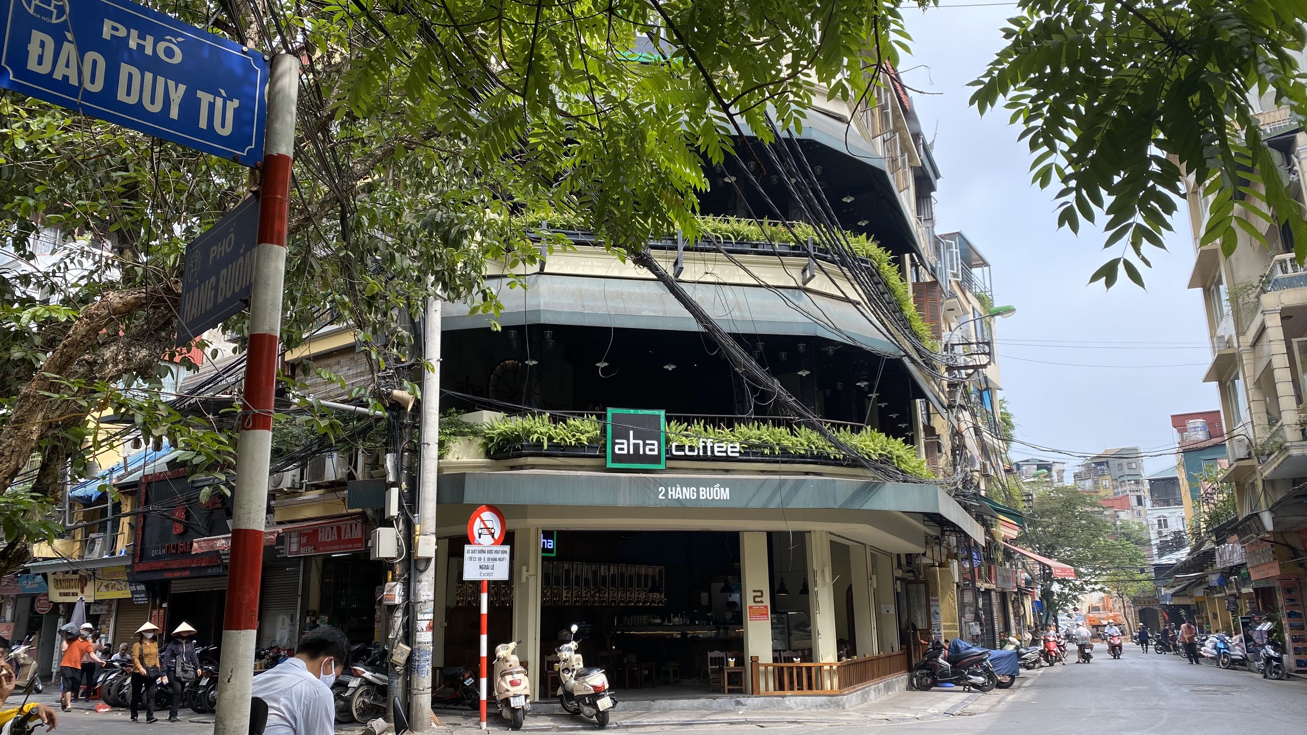 Ngày đầu hè, người dân tranh thủ ghé các tiệm kem nức tiếng của Hà Nội để tránh nóng, hạ nhiệt - Ảnh 10. Ngày đầu hè, người dân tranh thủ ghé các tiệm kem nức tiếng của Hà Nội để tránh nóng, hạ nhiệt - Ảnh 10.