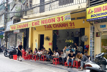 Các tiệm kem, trà chanh Hà Nội đông đúc người trốn nóng ngay khi vừa hết cách li chống dịch