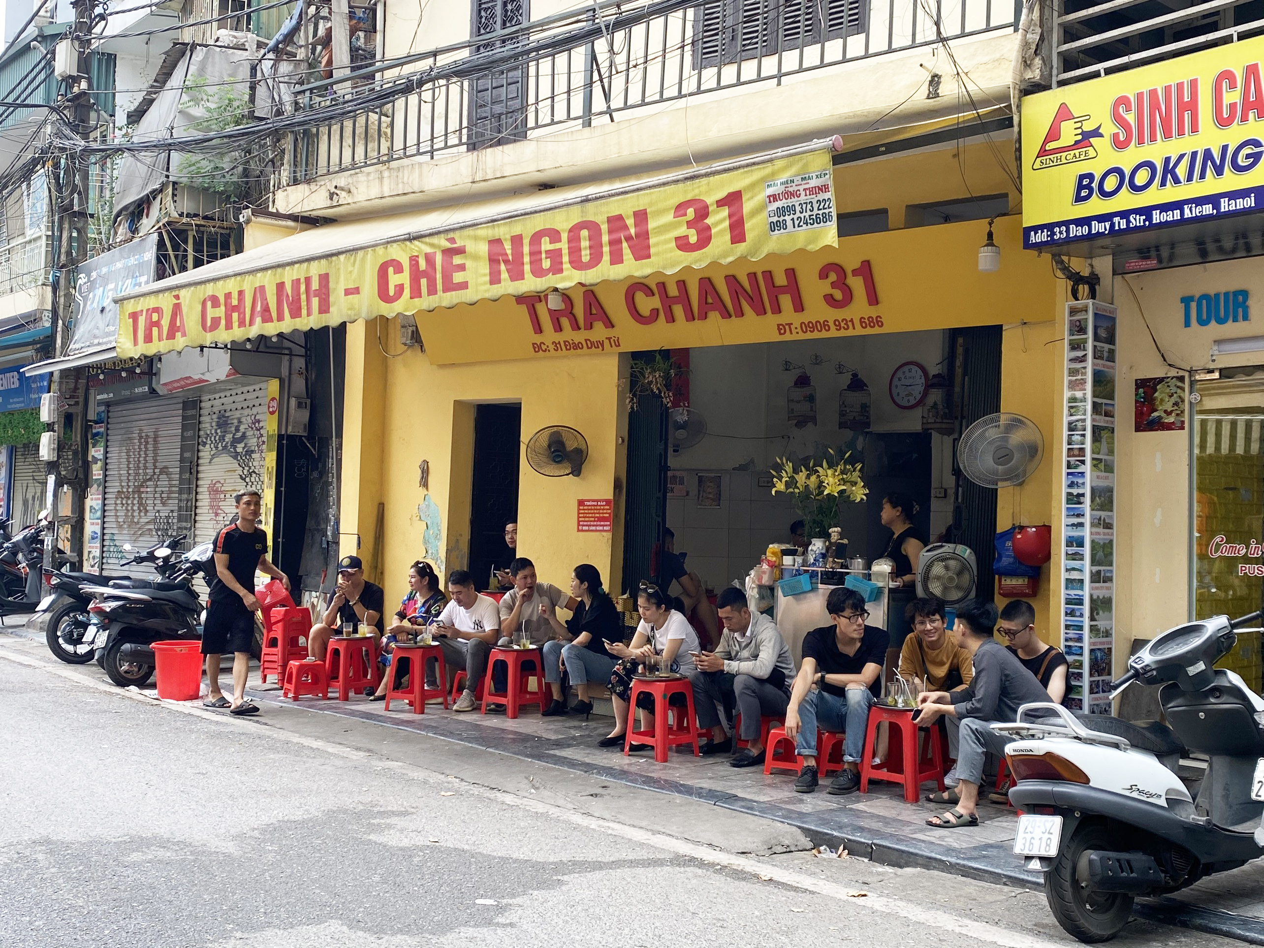 Những ngày đầu hè, người dân đã rủ nhau đến tiệm kem nức tiếng của Hà Nội để hạ nhiệt - Ảnh 6. Những ngày đầu hè, người dân đã rủ nhau đến tiệm kem nức tiếng của Hà Nội để hạ nhiệt - Ảnh 6.