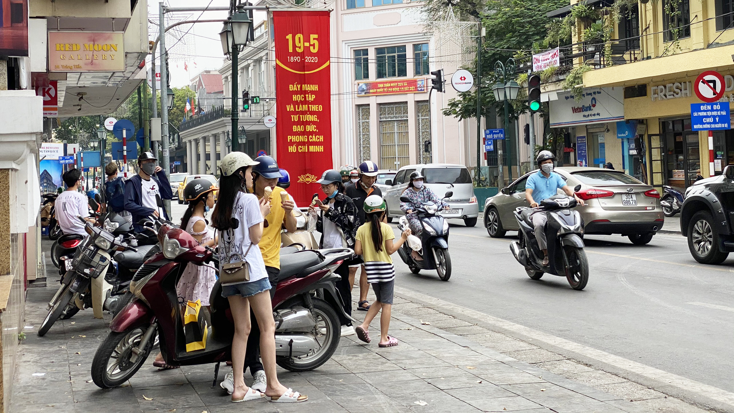 Những ngày đầu hè, người dân đã rủ nhau đến tiệm kem nức tiếng của Hà Nội để hạ nhiệt - Ảnh 3. Những ngày đầu hè, người dân đã rủ nhau đến tiệm kem nức tiếng của Hà Nội để hạ nhiệt - Ảnh 3.