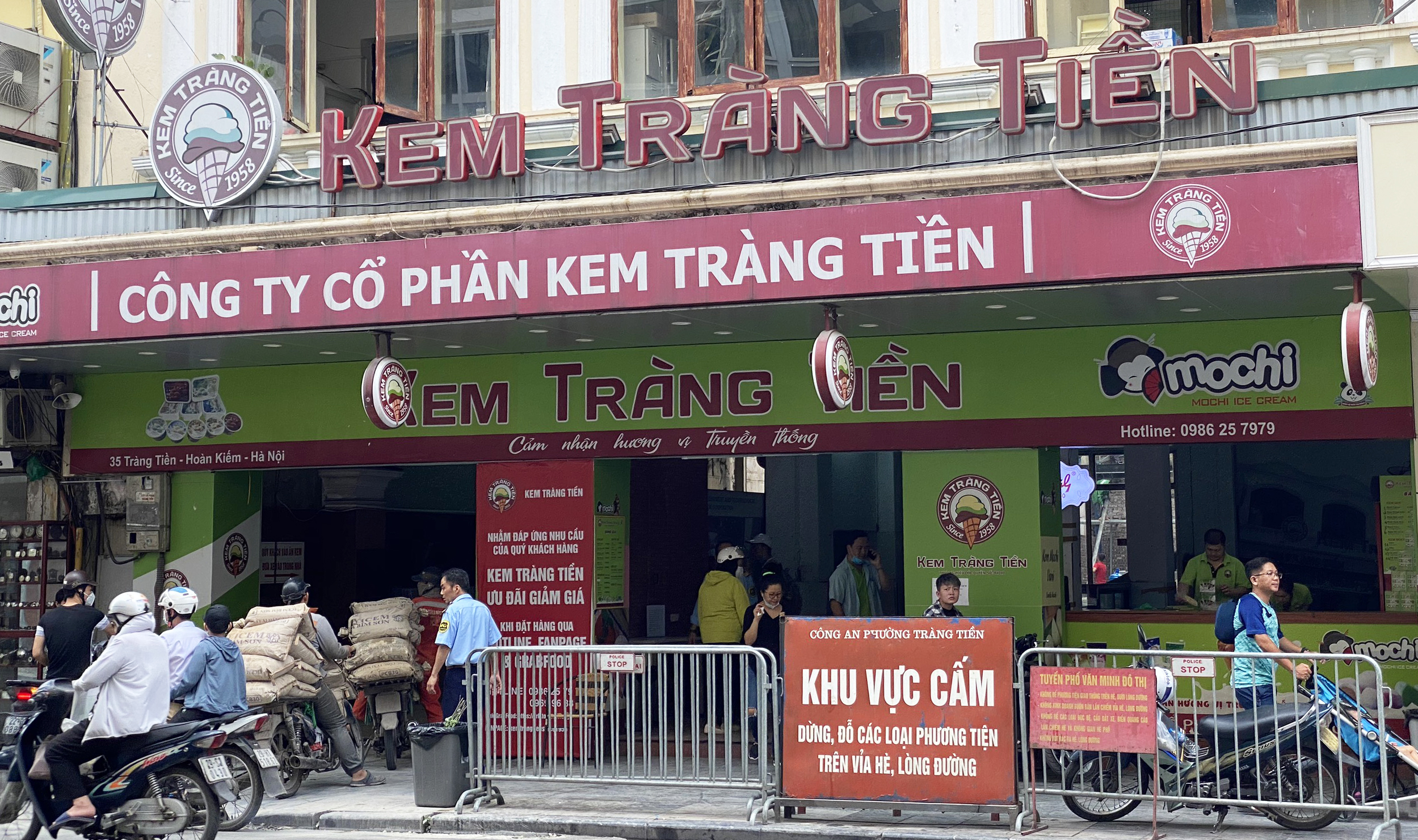 Ngày đầu hè, người dân tranh thủ ghé các tiệm kem nức tiếng của Hà Nội để tránh nóng, hạ nhiệt - Ảnh 4. Ngày đầu hè, người dân tranh thủ ghé các tiệm kem nức tiếng của Hà Nội để tránh nóng, hạ nhiệt - Ảnh 4.