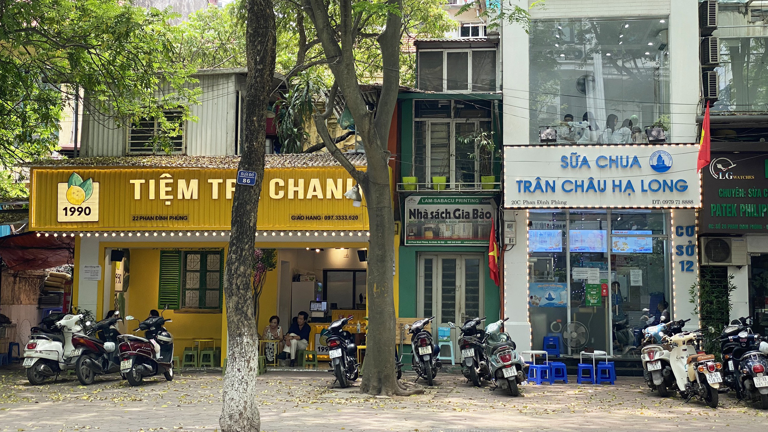 Những ngày đầu hè, người dân đã rủ nhau đến tiệm kem nức tiếng của Hà Nội để hạ nhiệt - Ảnh 7. Những ngày đầu hè, người dân đã rủ nhau đến tiệm kem nức tiếng của Hà Nội để hạ nhiệt - Ảnh 7.