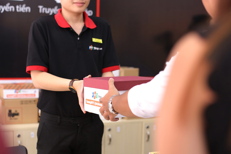 Bán lẻ công nghệ đua nhập hàng mới, tận dụng triệt để khuyến mãi để tăng doanh thu - Ảnh 5. Bán lẻ công nghệ đua nhập hàng mới, tận dụng triệt để khuyến mãi để tăng doanh thu - Ảnh 5.