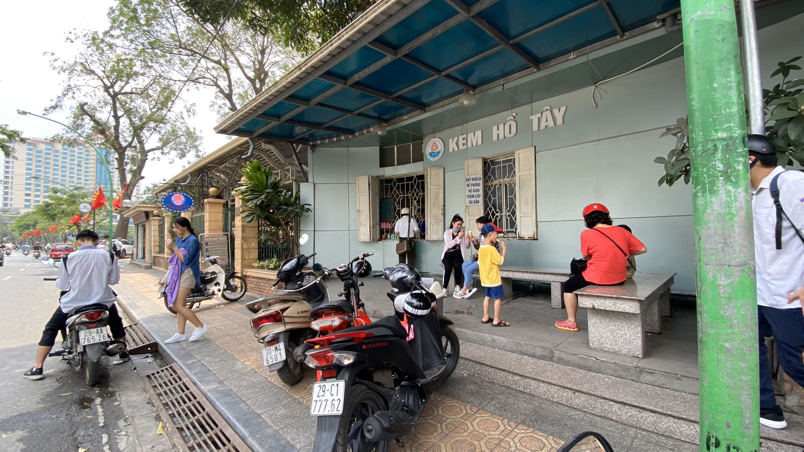Những ngày đầu hè, người dân đã rủ nhau đến tiệm kem nức tiếng của Hà Nội để hạ nhiệt - Ảnh 4. Những ngày đầu hè, người dân đã rủ nhau đến tiệm kem nức tiếng của Hà Nội để hạ nhiệt - Ảnh 4.