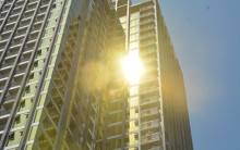 Đà Nẵng: Tòa nhà SHB và Risemount Apartment lắp kính vàng sai phép, người đi đường bị chói mắt khi trời nắng