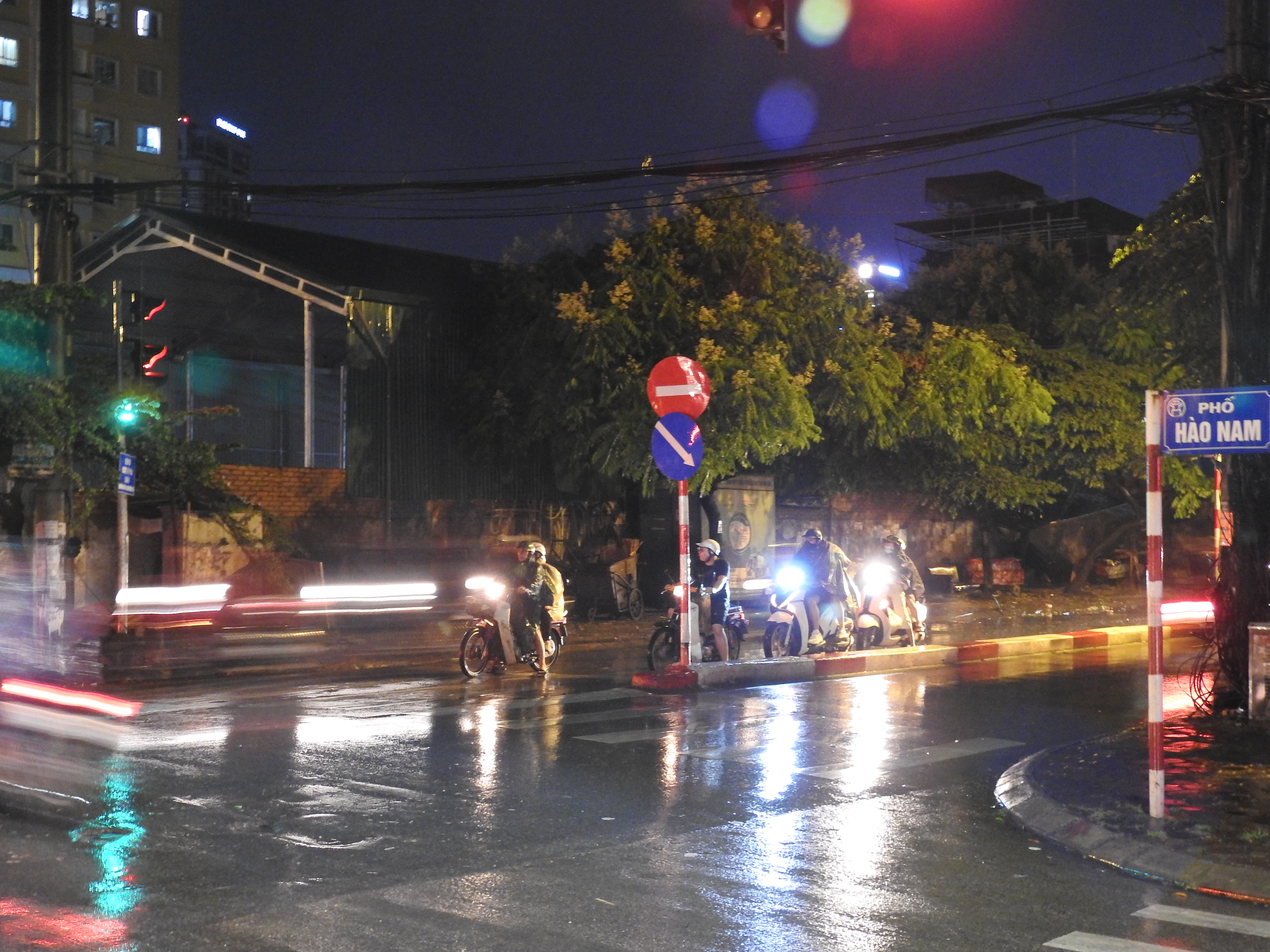 Hà Nội 'giải nhiệt' nhờ cơn mưa rào trên diện rộng sau chuỗi ngày nắng nóng - Ảnh 4. Hà Nội 'giải nhiệt' nhờ cơn mưa rào trên diện rộng sau chuỗi ngày nắng nóng - Ảnh 4.