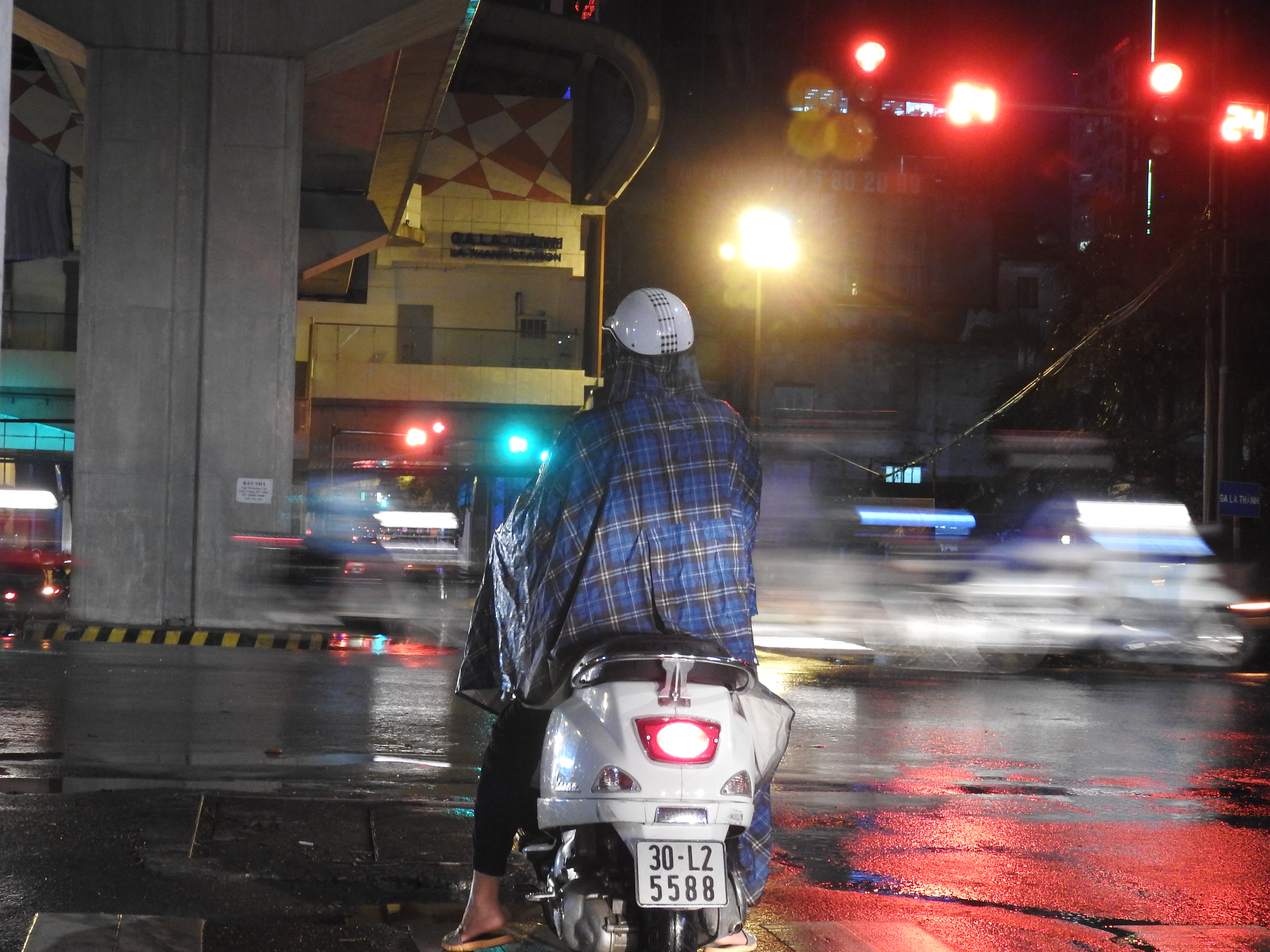 Hà Nội 'giải nhiệt' nhờ cơn mưa rào trên diện rộng sau chuỗi ngày nắng nóng - Ảnh 5. Hà Nội 'giải nhiệt' nhờ cơn mưa rào trên diện rộng sau chuỗi ngày nắng nóng - Ảnh 5.