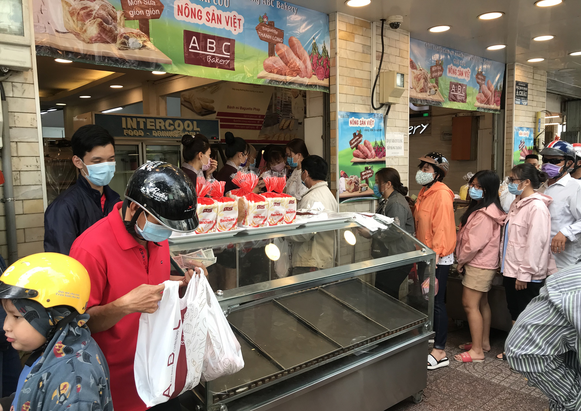 Vua bánh mì Kao Siêu Lực: Tôi tin F&B vẫn may mắn hơn nhiều ngành khác và sẽ khôi phục lại từ tháng 6 - Ảnh 2. Vua bánh mì Kao Siêu Lực: Tôi tin F&B vẫn may mắn hơn nhiều ngành khác và sẽ khôi phục lại từ tháng 6 - Ảnh 2.