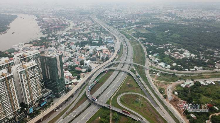 Thủ tướng sẽ báo cáo Bộ Chính trị việc TP HCM xin thành lập TP phía Đông
- Ảnh 2. Thủ tướng sẽ báo cáo Bộ Chính trị việc TP HCM xin thành lập TP phía Đông
- Ảnh 2.
