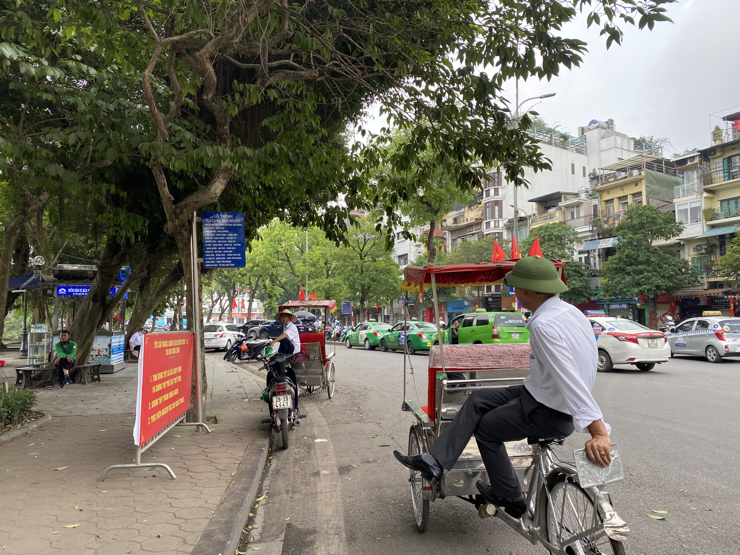 Xích lô du lịch ế ẩm, nhiều điểm tham quan Hà Nội vẫn tạm đóng cửa - Ảnh 4. Xích lô du lịch ế ẩm, nhiều điểm tham quan Hà Nội vẫn tạm đóng cửa - Ảnh 4.