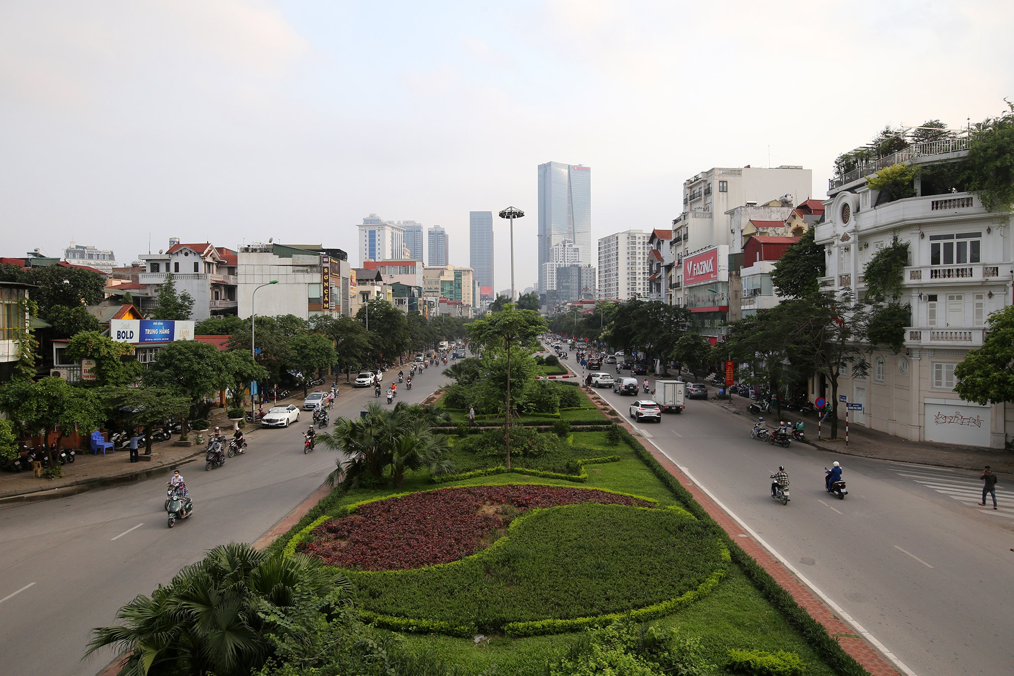 Những tuyến phố rợp bóng cây xanh làm đẹp Thủ đô - Ảnh 14. Những tuyến phố rợp bóng cây xanh làm đẹp Thủ đô - Ảnh 14.