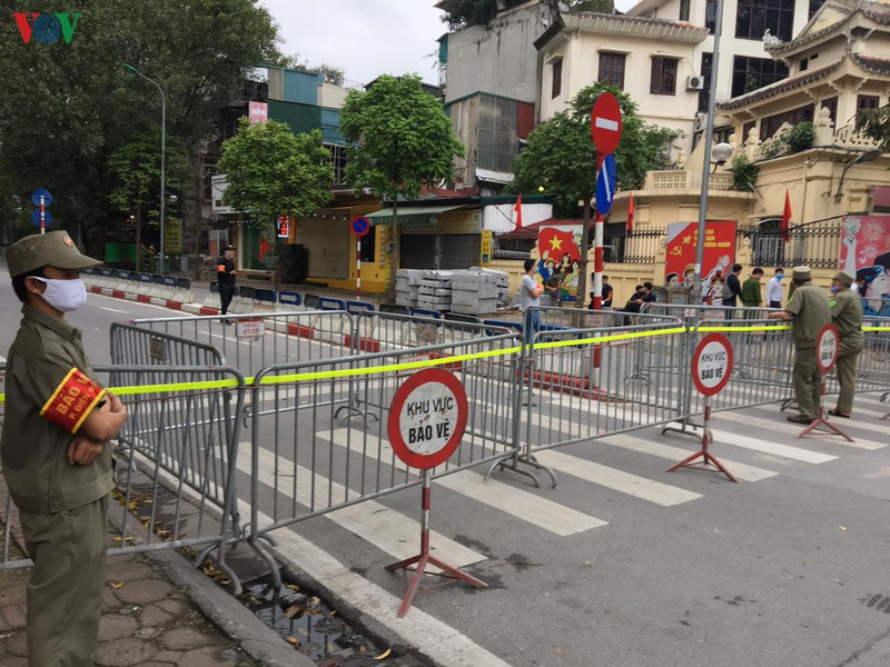 Tháo dỡ tòa nhà 8B Lê Trực: Dân đã vào ở khi chưa nghiệm thu công trình - Ảnh 1.