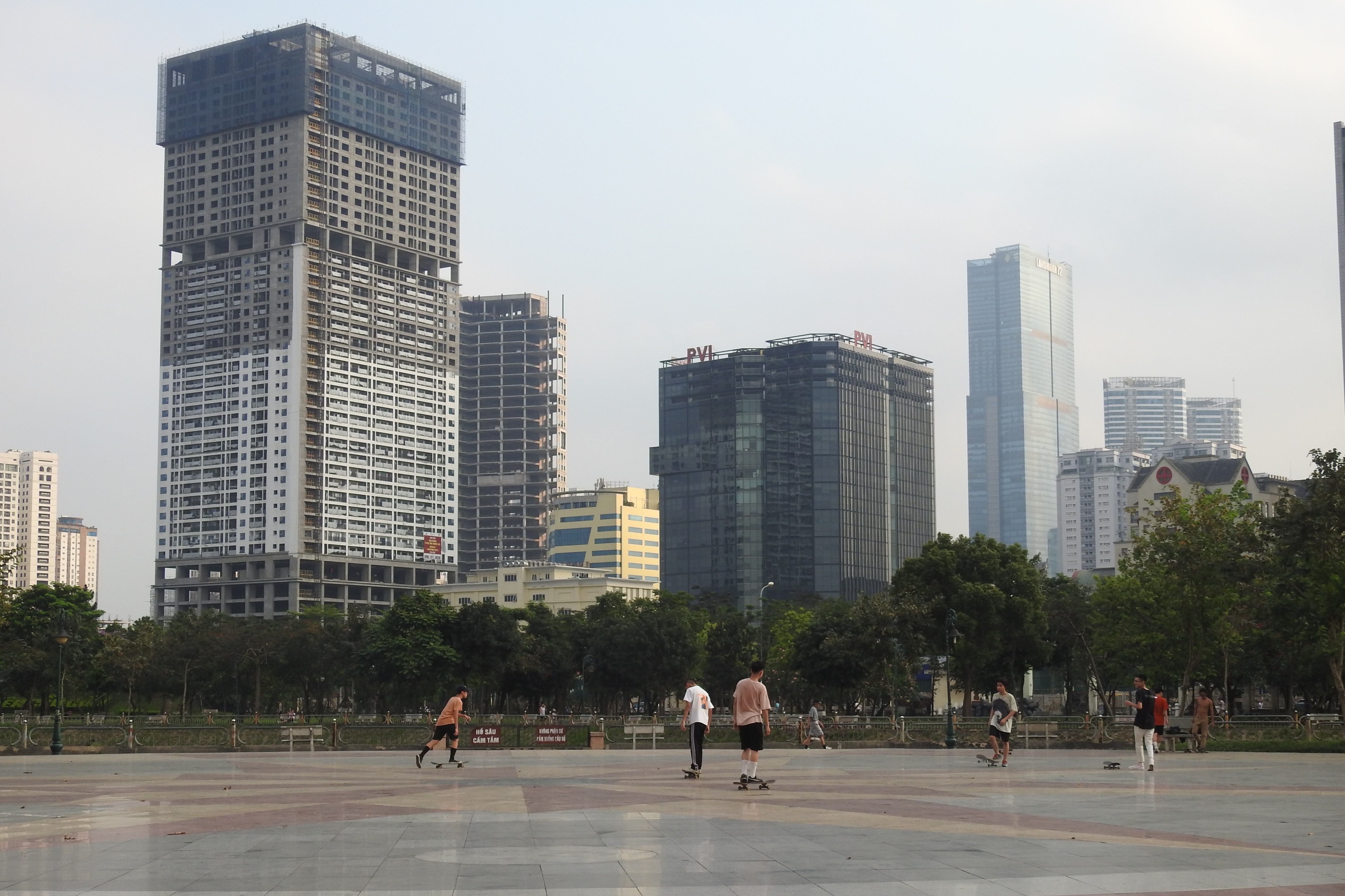 Công viên mở cửa trở lại, 'giải nhiệt' kịp thời cho người dân Hà Nội trong ngày dài nóng bức - Ảnh 6. Công viên mở cửa trở lại, 'giải nhiệt' kịp thời cho người dân Hà Nội trong ngày dài nóng bức - Ảnh 6.