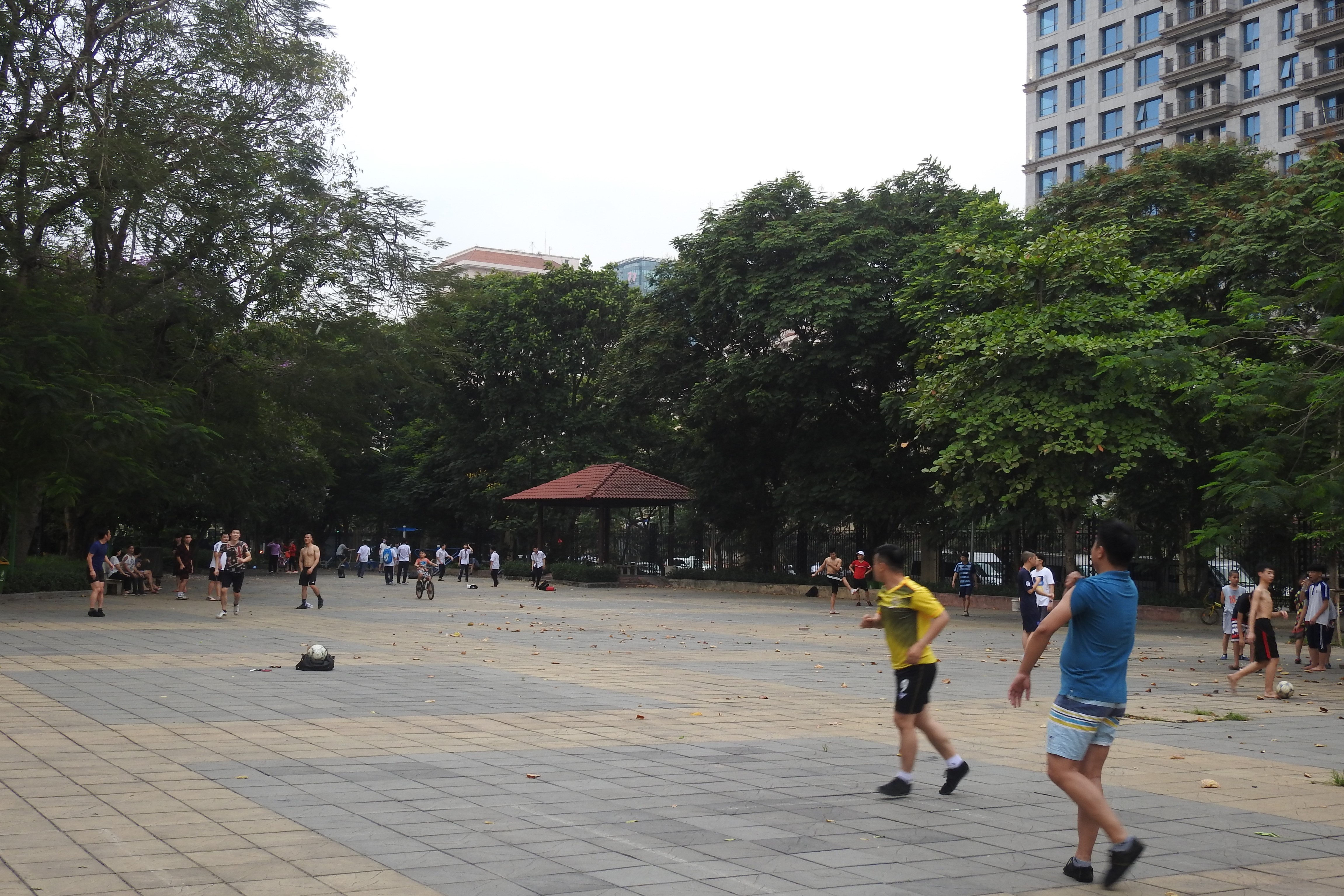 Công viên mở cửa trở lại, 'giải nhiệt' kịp thời cho người dân Hà Nội trong ngày dài nóng bức - Ảnh 12. Công viên mở cửa trở lại, 'giải nhiệt' kịp thời cho người dân Hà Nội trong ngày dài nóng bức - Ảnh 12.