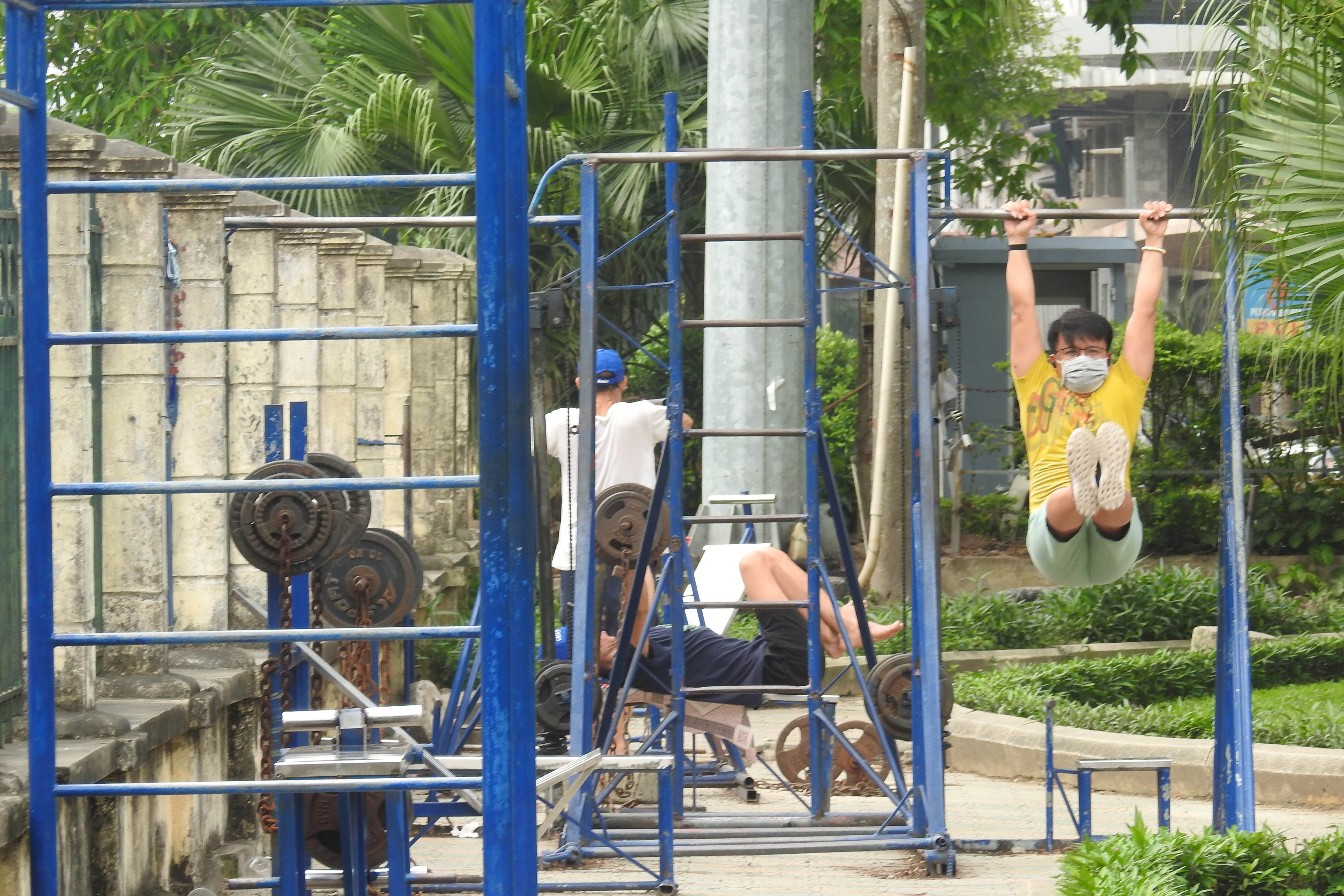 Công viên mở cửa trở lại, 'giải nhiệt' kịp thời cho người dân Hà Nội trong ngày dài nóng bức - Ảnh 3. Công viên mở cửa trở lại, 'giải nhiệt' kịp thời cho người dân Hà Nội trong ngày dài nóng bức - Ảnh 3.
