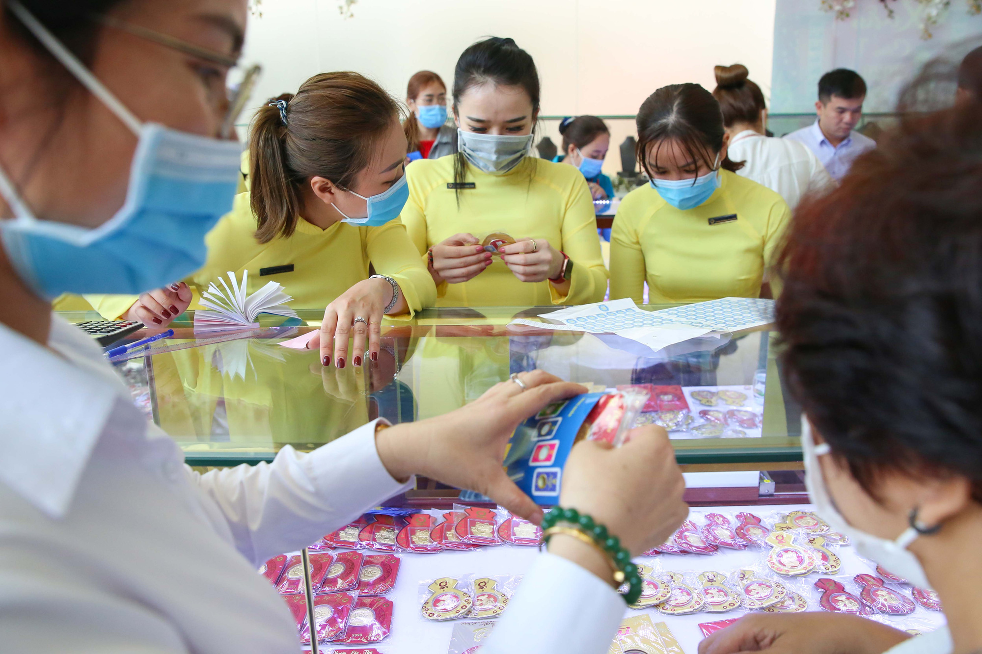 TP HCM: Vì sao nhiều tiệm kim hoàn trả giấy chứng nhận sản xuất vàng trang sức? - Ảnh 1. TP HCM: Vì sao nhiều tiệm kim hoàn trả giấy chứng nhận sản xuất vàng trang sức? - Ảnh 1.