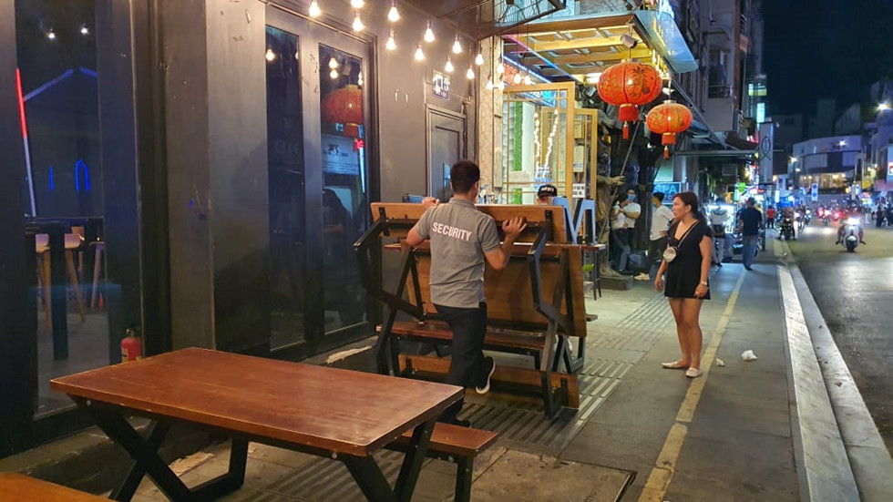 Quán xá phố đi bộ Bùi Viện vừa dọn ra phải dọn vào: Khách Tây ngơ ngác - Ảnh 22. Quán xá phố đi bộ Bùi Viện vừa dọn ra phải dọn vào: Khách Tây ngơ ngác - Ảnh 22.