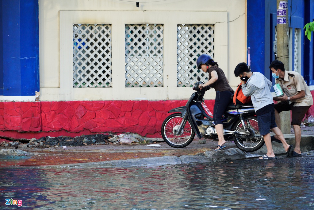 Trời không mưa, khu Thảo Điền vẫn ngập - Ảnh 4. Trời không mưa, khu Thảo Điền vẫn ngập - Ảnh 4.