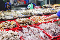 Giá cả thị trường hôm nay 1/6: Siêu thị hết khuyến mãi thịt heo, chuyển sang giảm giá hải sản, thịt gà, thịt bò
