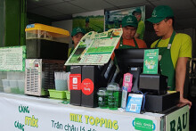 Giữa lúc Soya Garden đóng cửa hàng loạt, chuỗi rau má bình dân lại liên tục mở cửa hàng mới, thu tiền triệu mỗi ngày