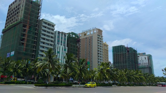 Covid-19 khiến nhiều dự án BĐS nghỉ dưỡng bị chậm tiến độ - Ảnh 1. Covid-19 khiến nhiều dự án BĐS nghỉ dưỡng bị chậm tiến độ - Ảnh 1.