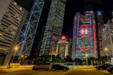 Nhân viên ngân hàng và dịch vụ tài chính tại Hong Kong bắt đầu bị cắt tiền lương
