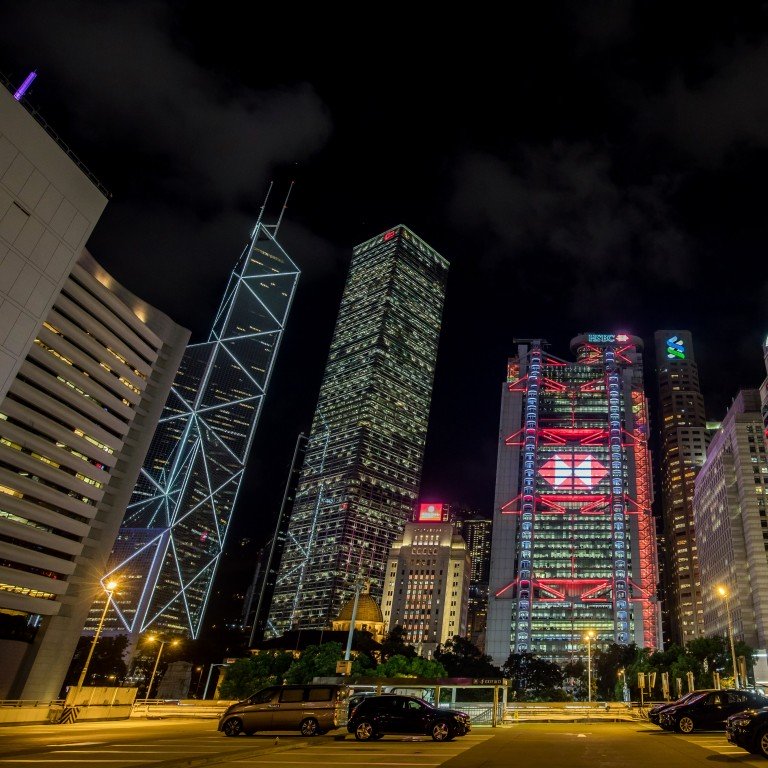 Nhân viên tại các ngân hàng và dịch vụ tài chính tại Hong Kong bị cắt giảm tiền lương tới 20% - Ảnh 1. Nhân viên tại các ngân hàng và dịch vụ tài chính tại Hong Kong bị cắt giảm tiền lương tới 20% - Ảnh 1.