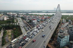 Xe cộ ùn ứ hàng km sau vụ tai nạn trên cầu Nhật Tân